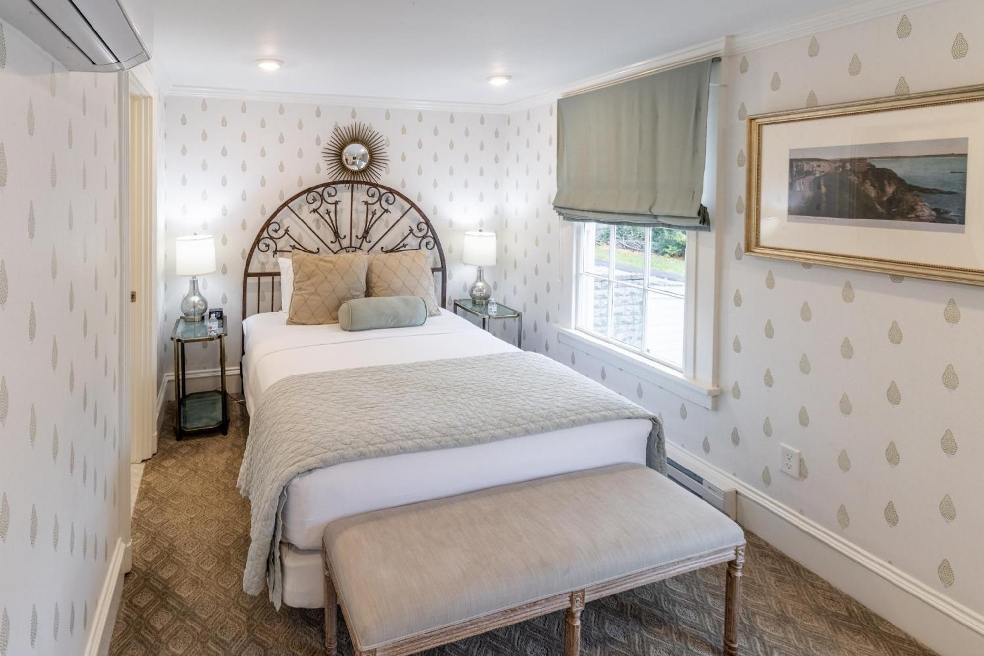 Room 4 Queen Room