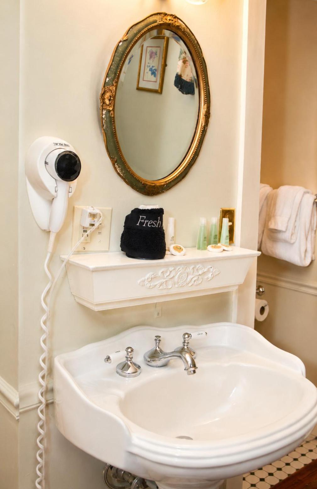 Queen Room,1772075631:JPEG