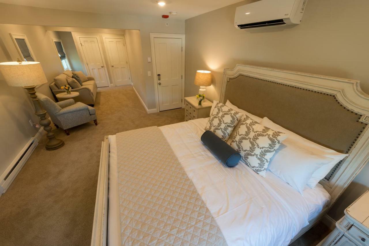 Room 11 – King Room Sofa Bed