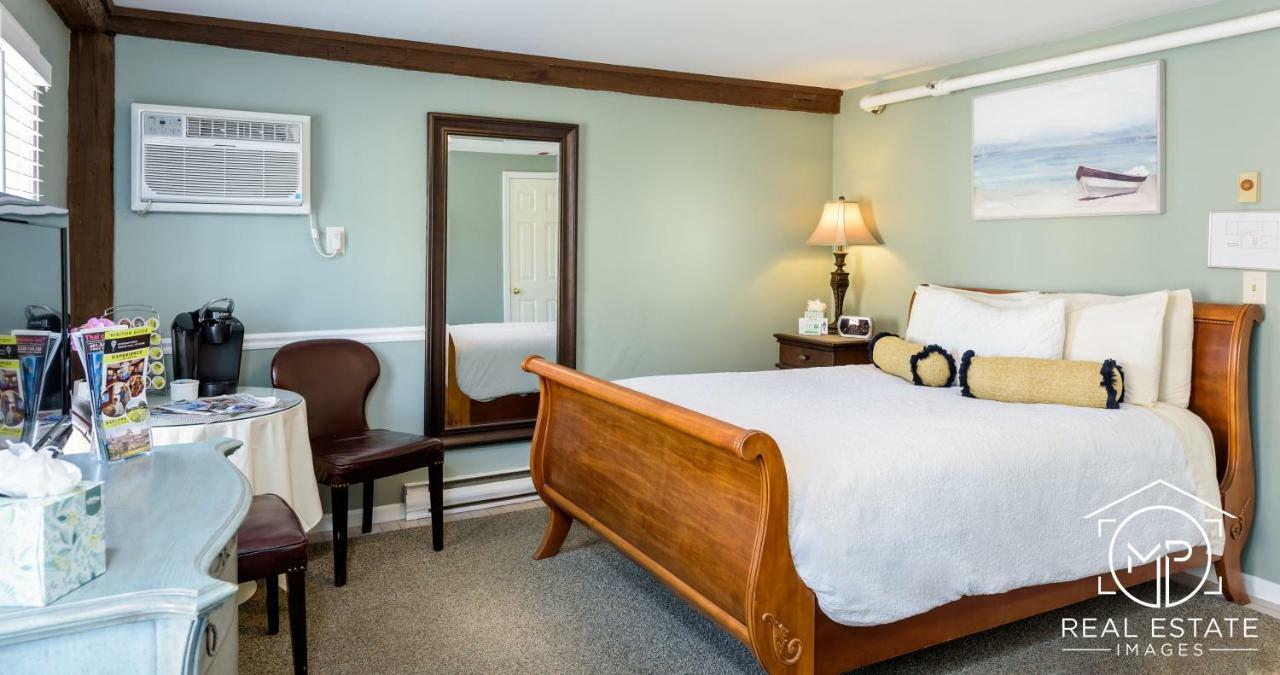 Room 1 Pewter Room Queen Bed
