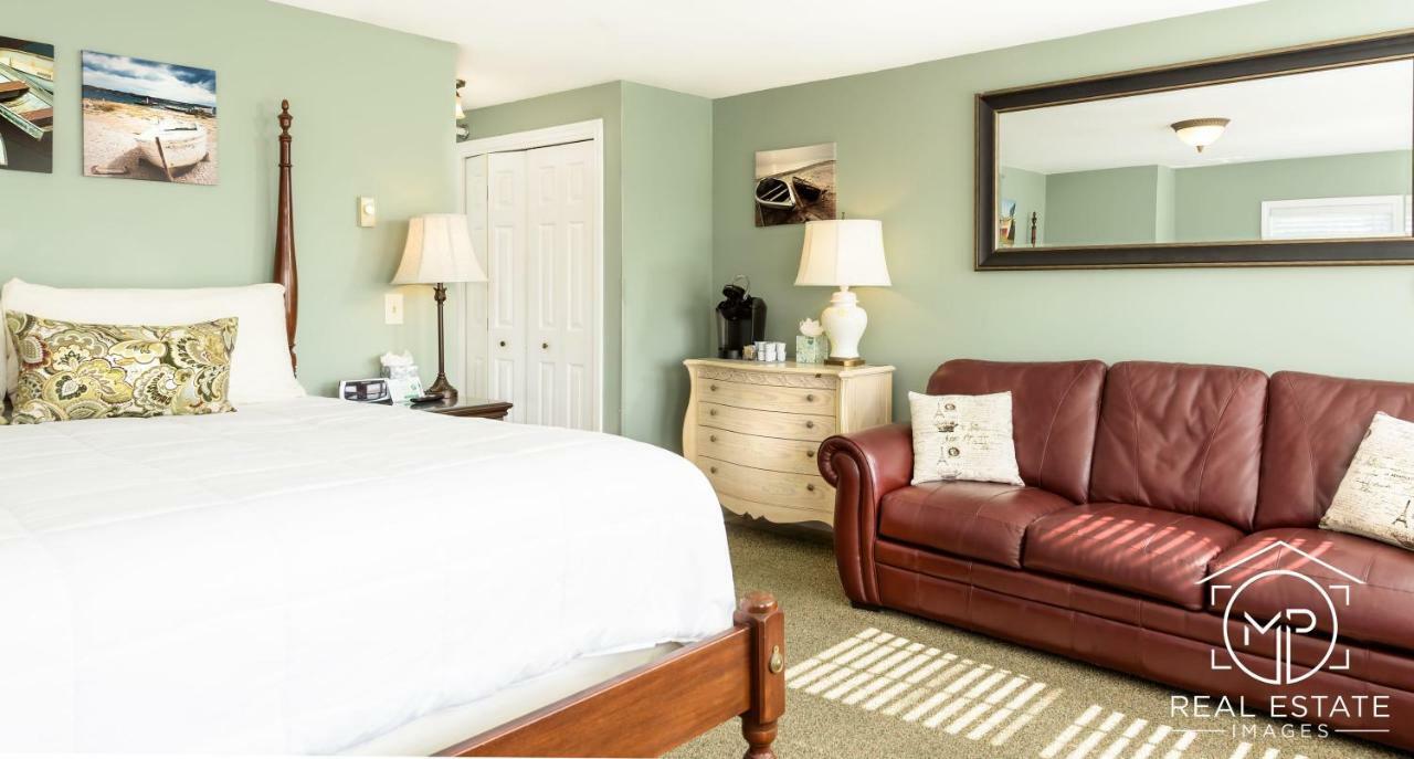 Room 4 Rose Room Deluxe King Bed