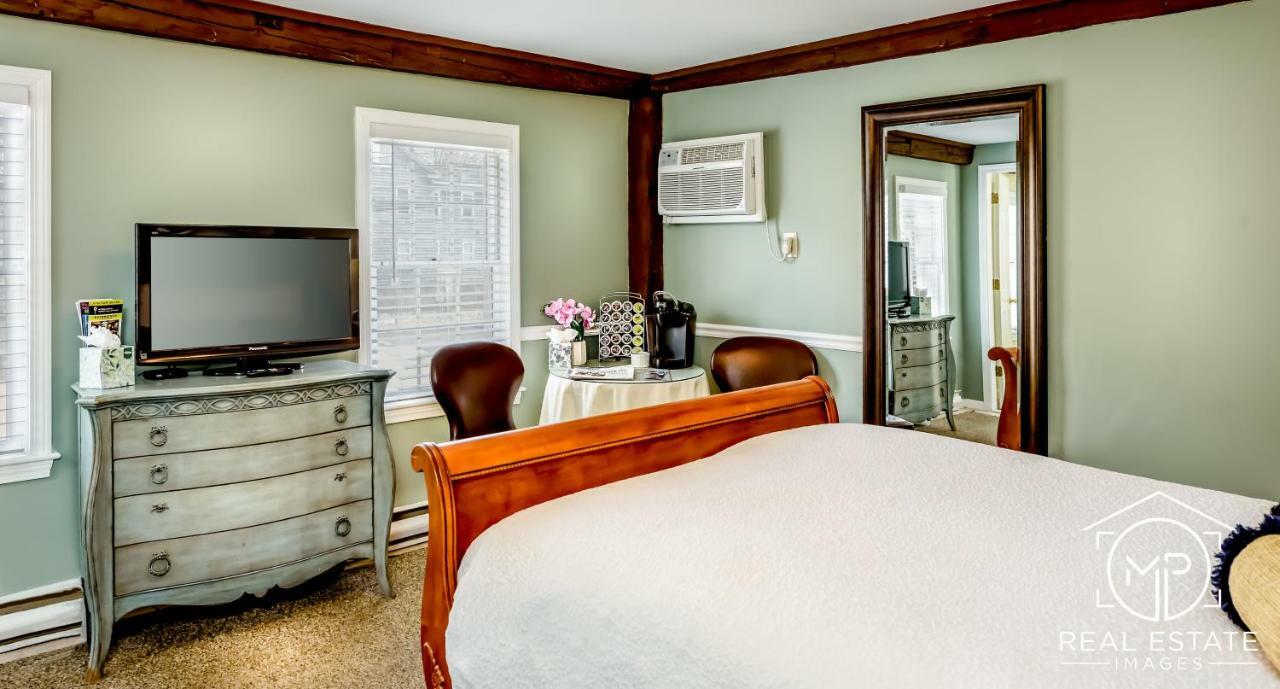 Room 1 Pewter Room Queen Bed