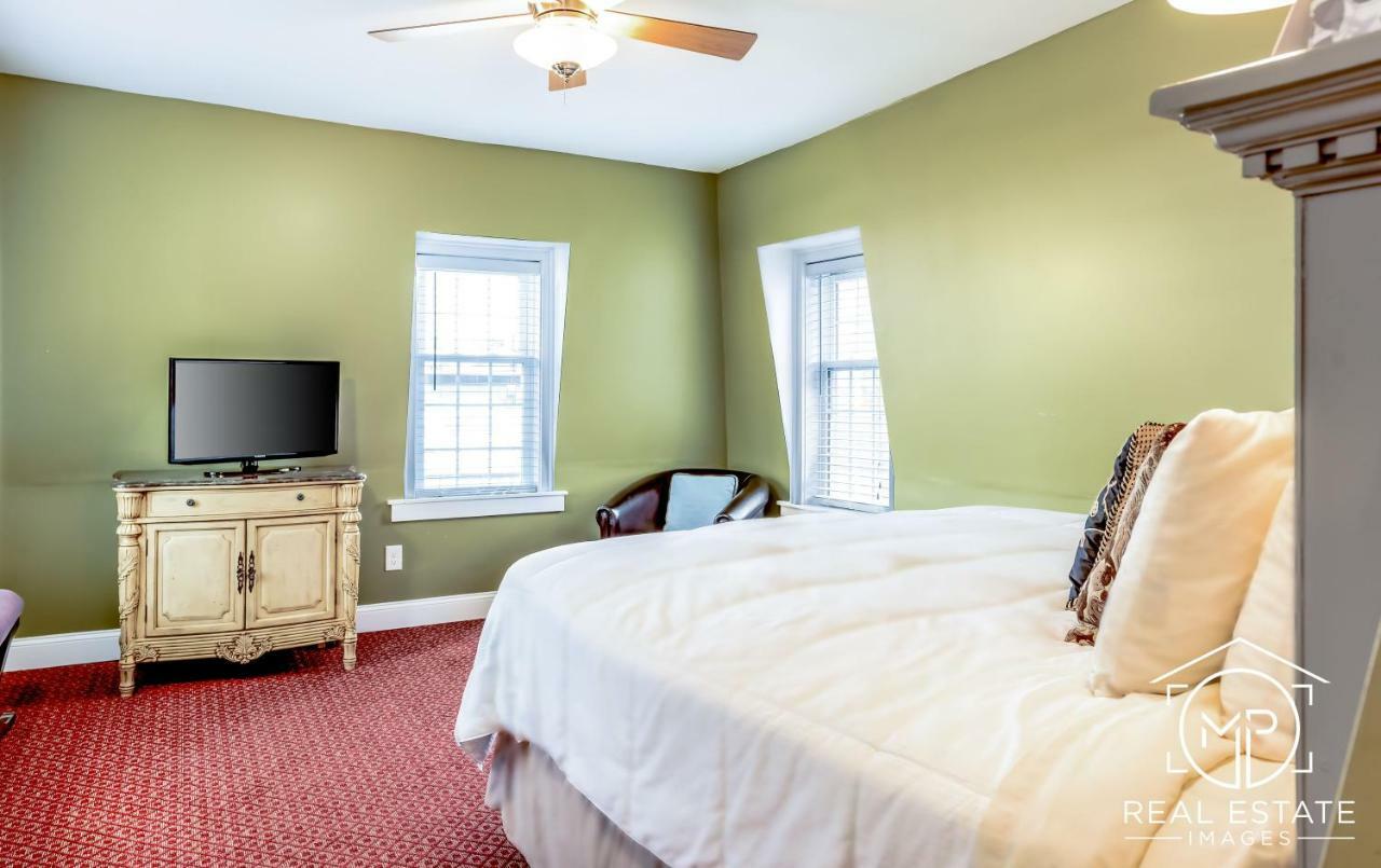 Room 10 Suite 1 Bedroom Suite 1 King Bed 1 Queen Pull Out Couch