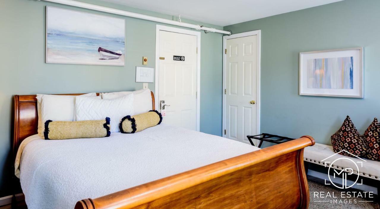 Room 1 Pewter Room Queen Bed