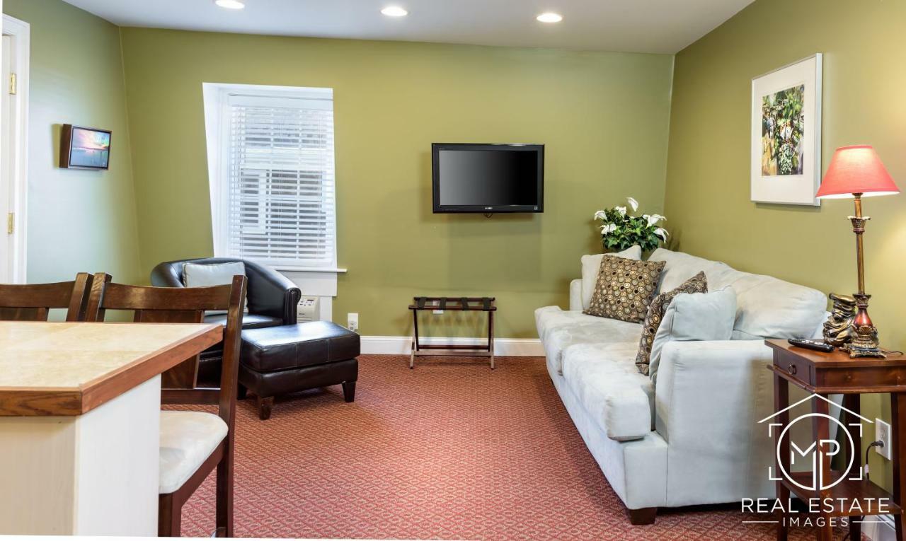 Room 10 Suite 1 Bedroom Suite 1 King Bed 1 Queen Pull Out Couch