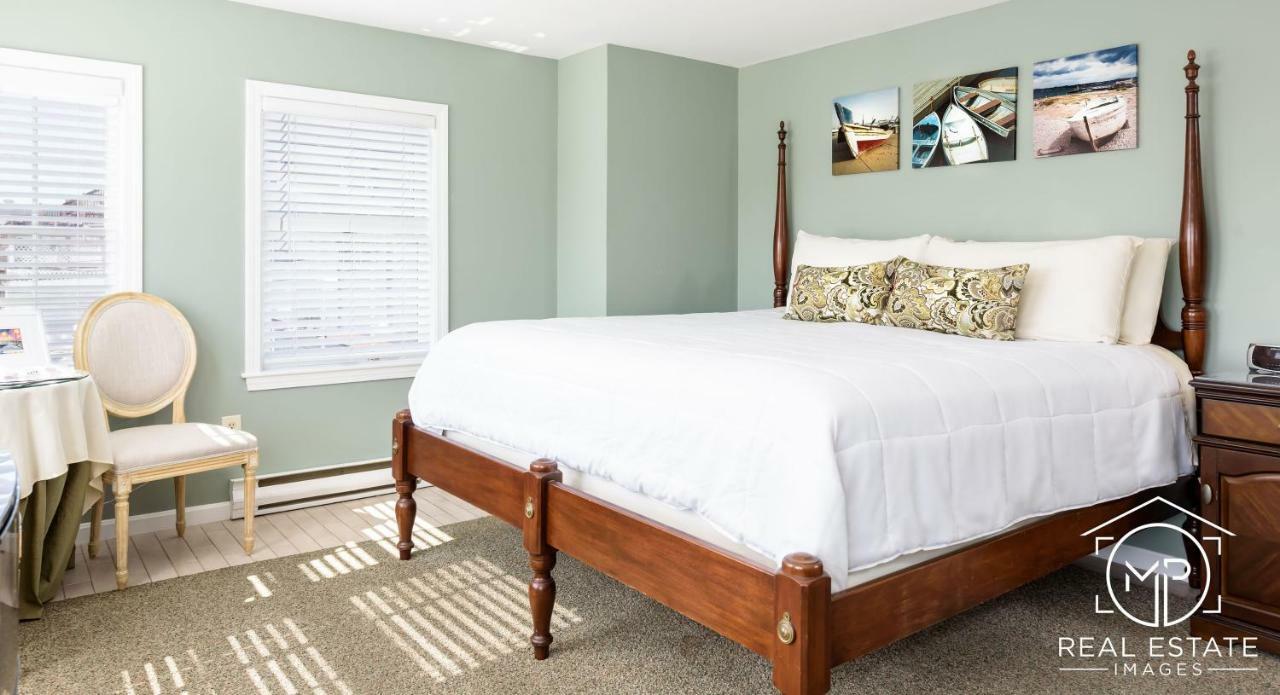 Room 4 Rose Room Deluxe King Bed