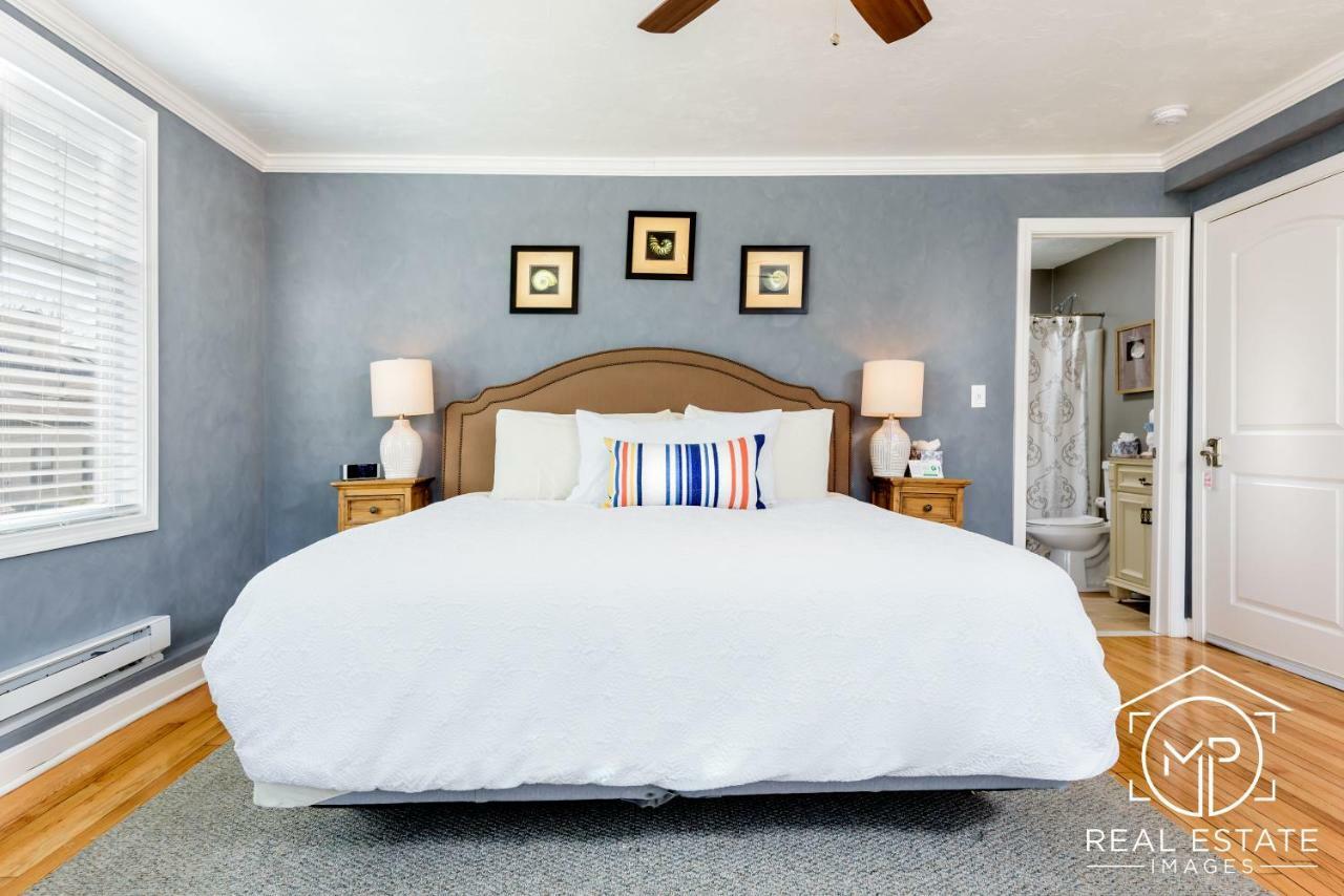 Room 15 Stacey Room Deluxe King Bed