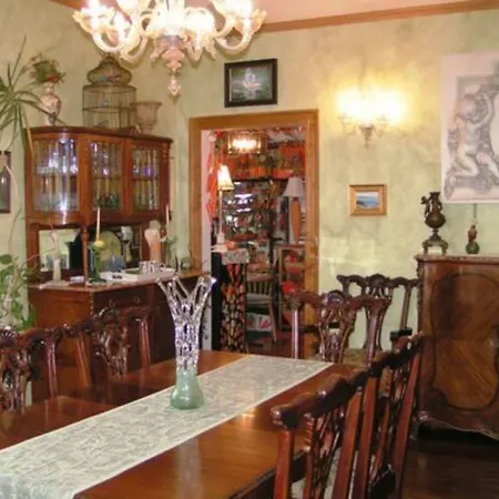 Armistead Cottage Bed & Breakfast-3